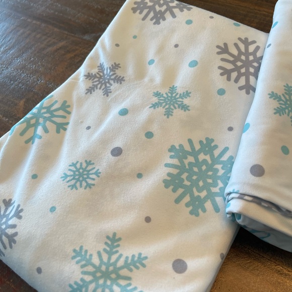 Snowflake Patterned Full size Sheets - Picture 2 of 3